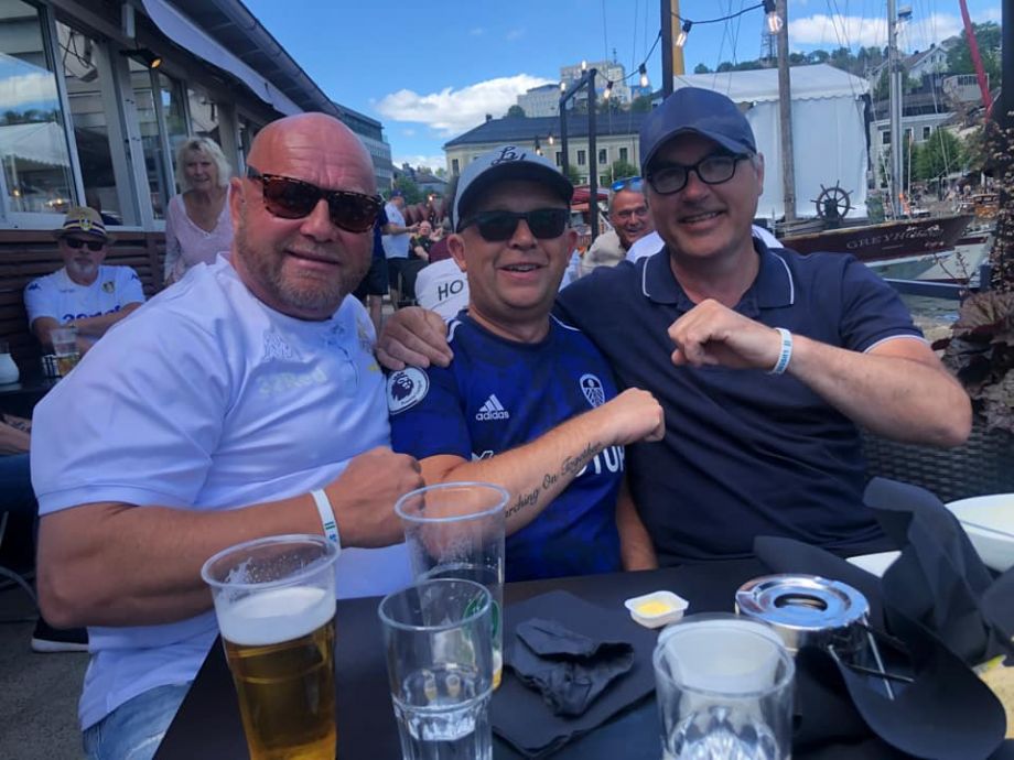 Leeds United-supporterne Trondal, Ulven og Strandli på restauranten Madam Reiersen i Pollen i Arendal lørdag 9. juli 2022 ca. kl. 14.00